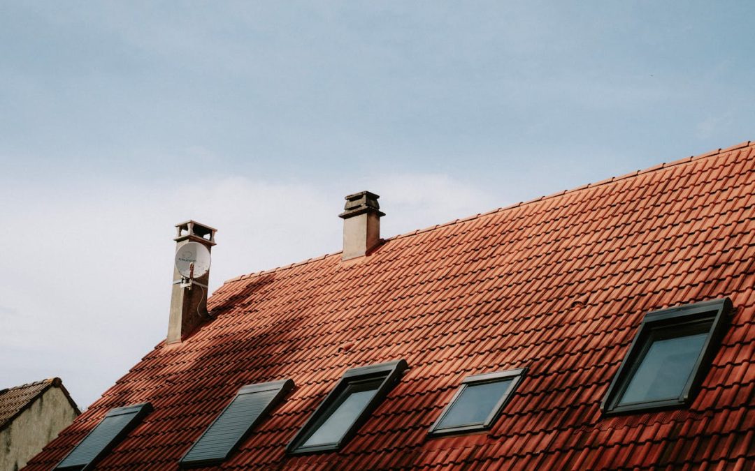 Vad är skillnaden mellan tegel-, betong- och plåttak?